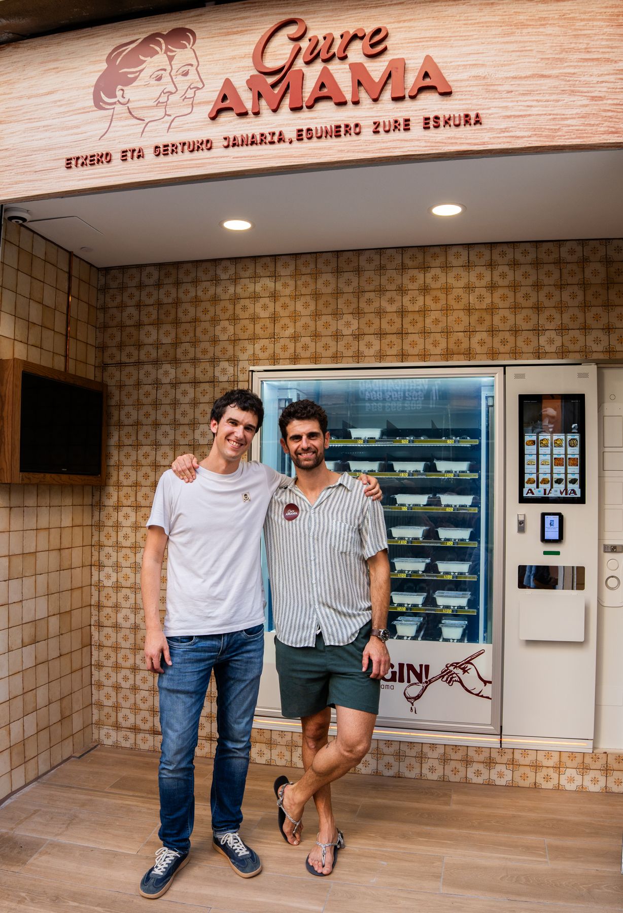 Alex y Aitor frente a la máquina